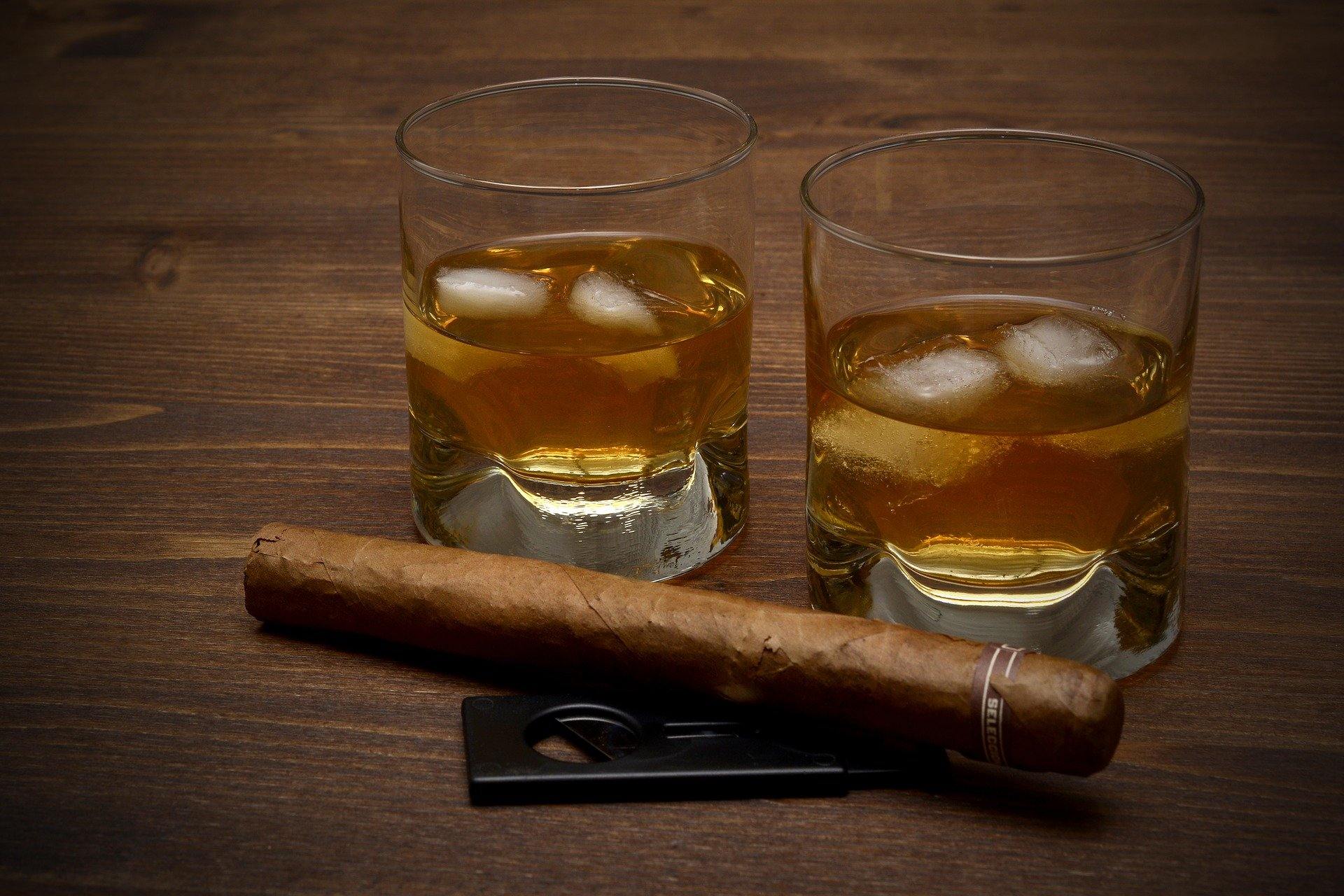Alkoholfreier Whiskey im Glas mit Zigarre davor