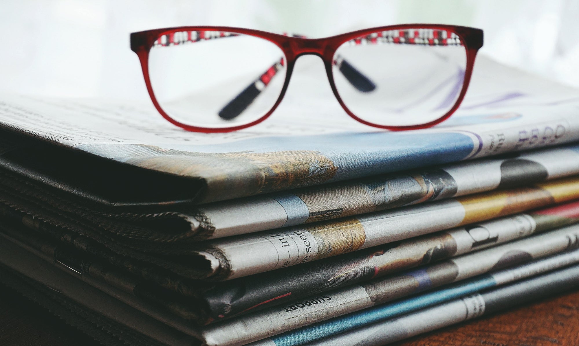 Brille auf Zeitungen