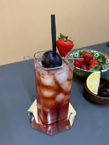 Alkoholfreier Bourbon Strawberry Iced Tea