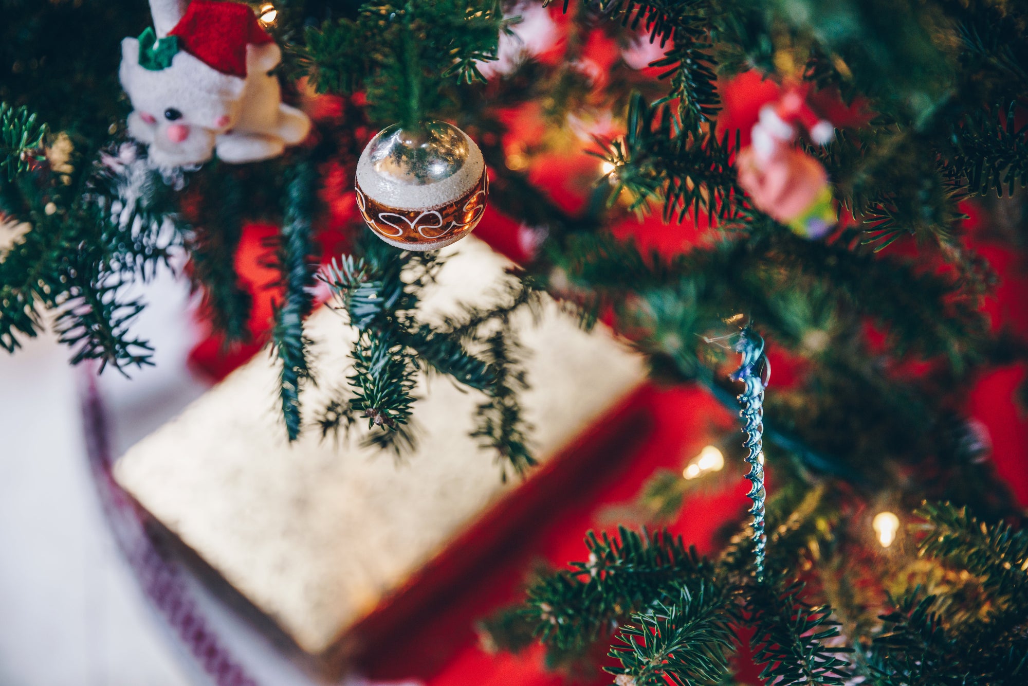 Weihnachtsbaum mit Kugeln und Schmuck