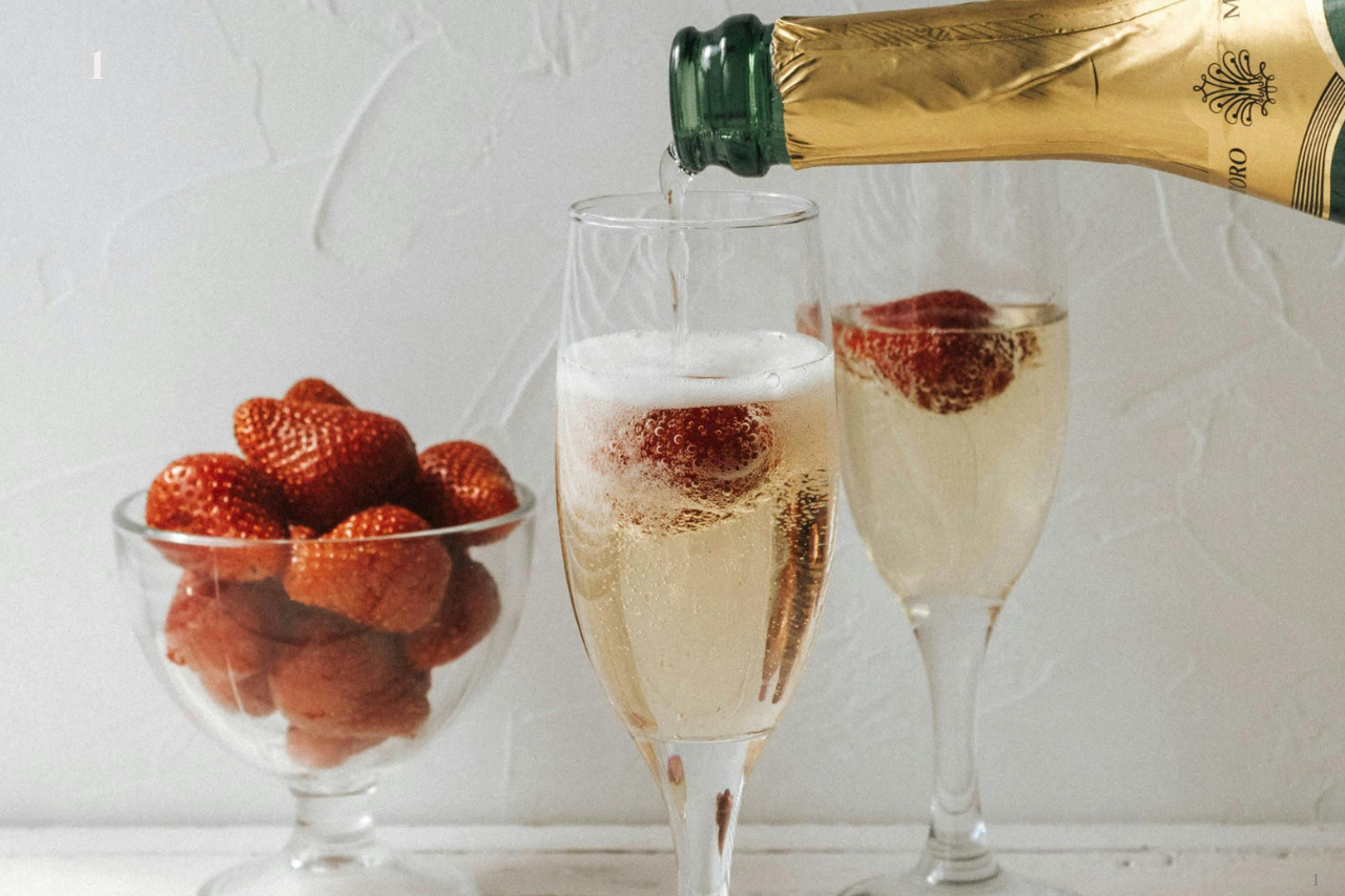 Alkoholfreier Fruchtsekt – prickelndes Glas mit frischer Frucht garniert