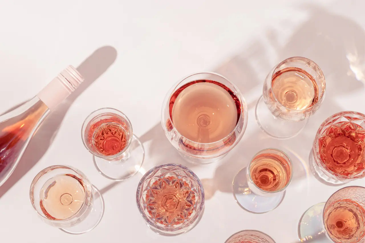 Alkoholfreier Roséwein im Glas – fruchtiger Rosé ohne Alkohol genießen