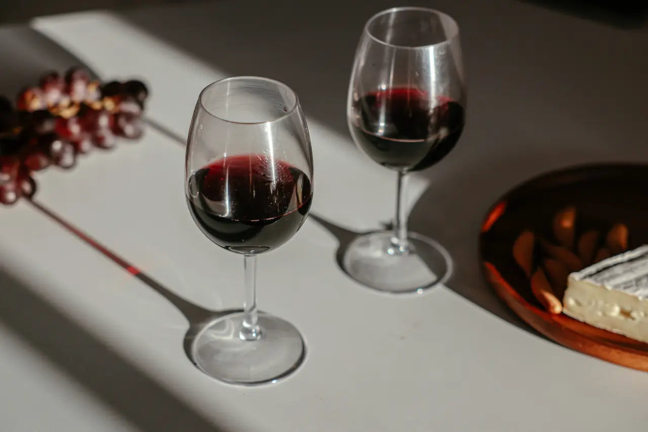 Glas mit alkoholfreiem Rotwein – edler Wein ohne Alkohol kaufen