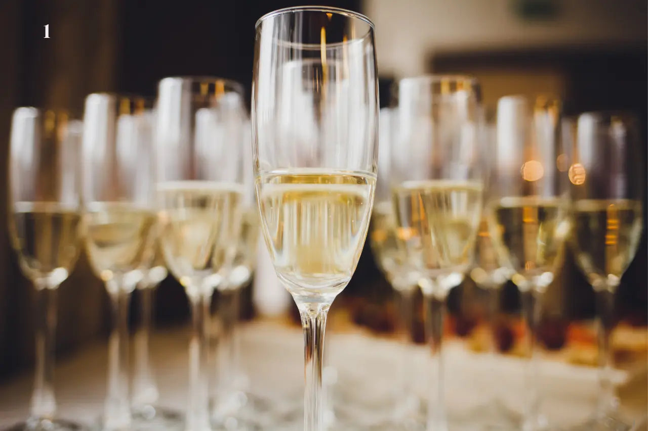 Alkoholfreier Sekt weiß – mehrere gefüllte Gläser nebeneinander