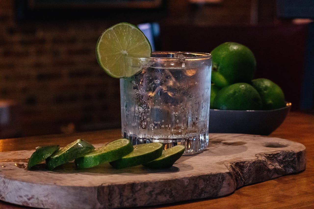 Drink im Spirituosen-Stil, alkoholfrei, mit Limetten