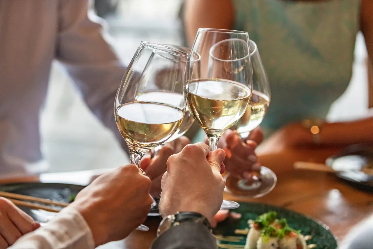 Alkoholfreier Weißwein im Glas – frischer Wein ohne Alkohol online bestellen
