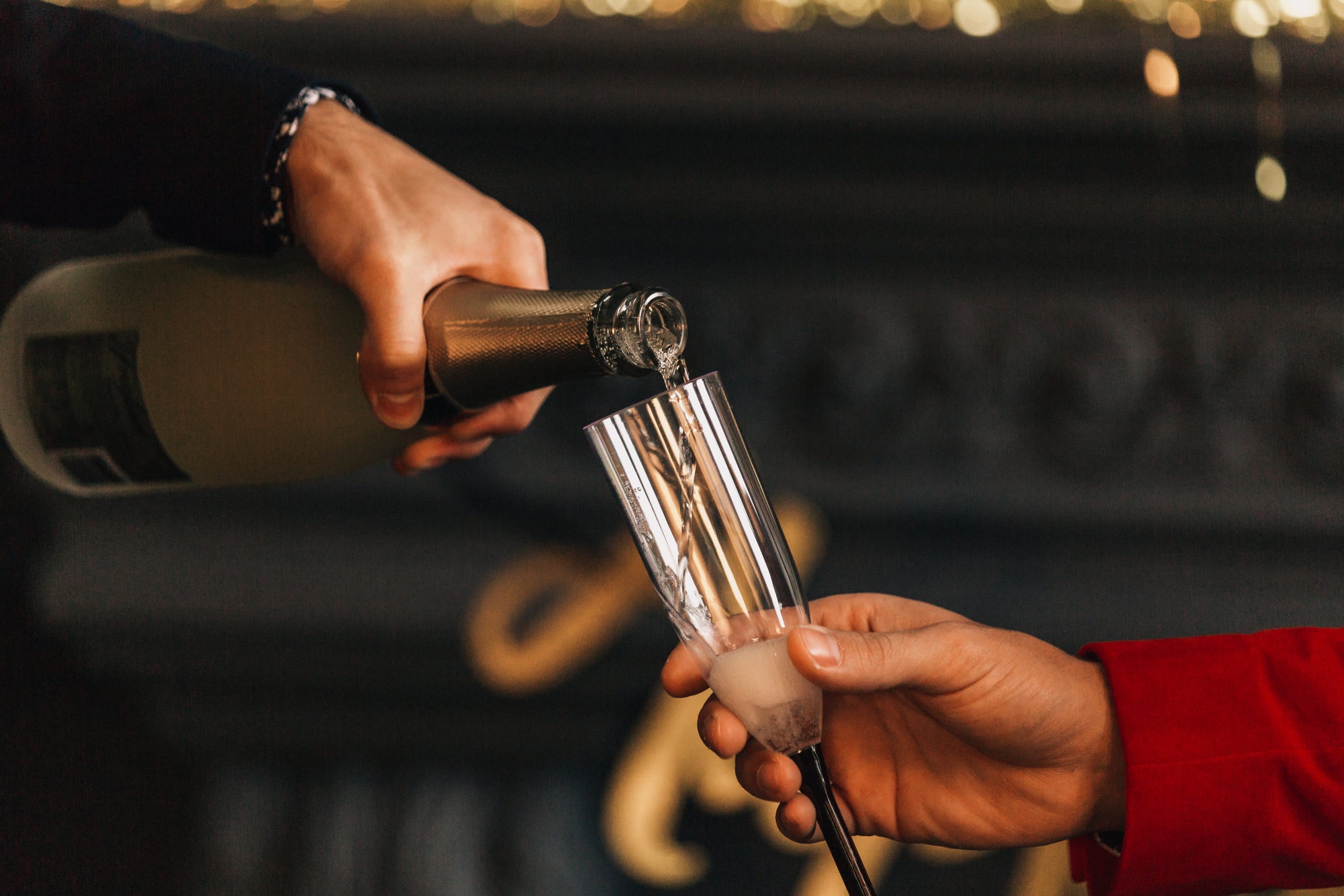 Sekt wird in ein Glas gefüllt