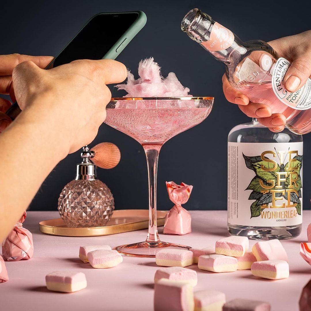 Cocktailglas mit Siegfried alkoholfrei und Zuckerwatte