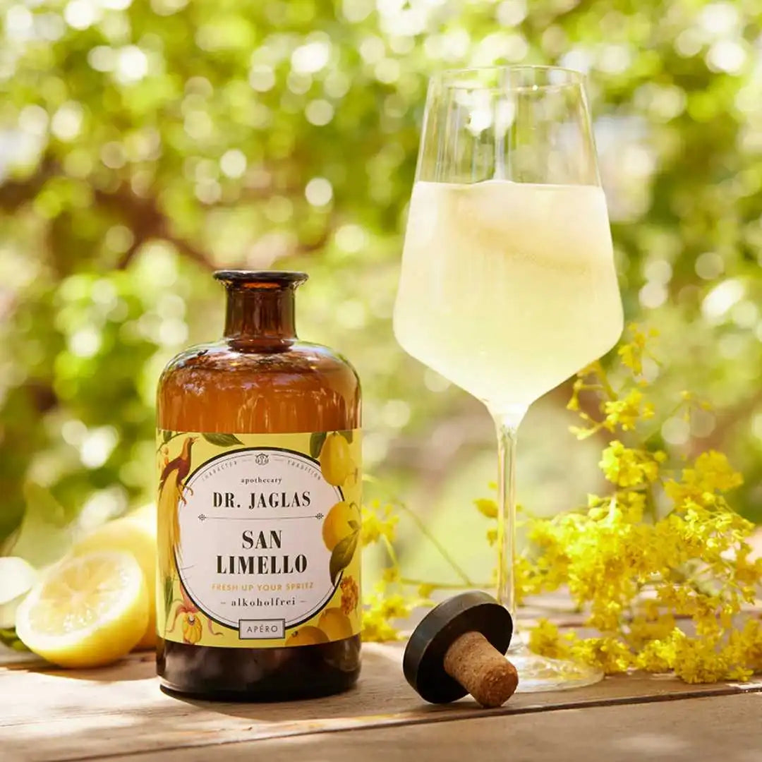 Dr. Jaglas San Limello-Alternative alkoholfrei auf Tisch mit Cocktailglas