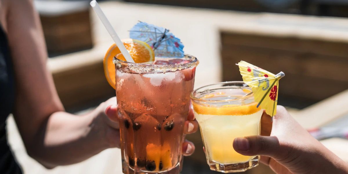 Zwei Menschen stoßen mit alkoholfreien Drinks an