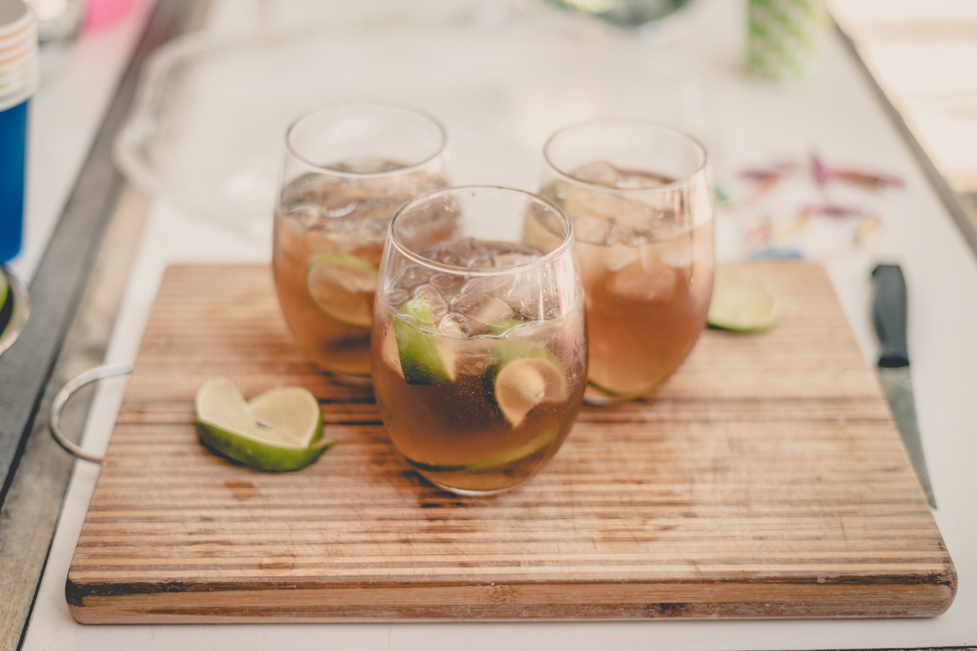 Erfrischender alkoholfreier Cocktail mit Limetten und Eis in drei Gläsern