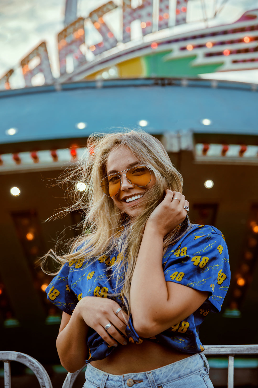 Junge blonde hübsche Frau