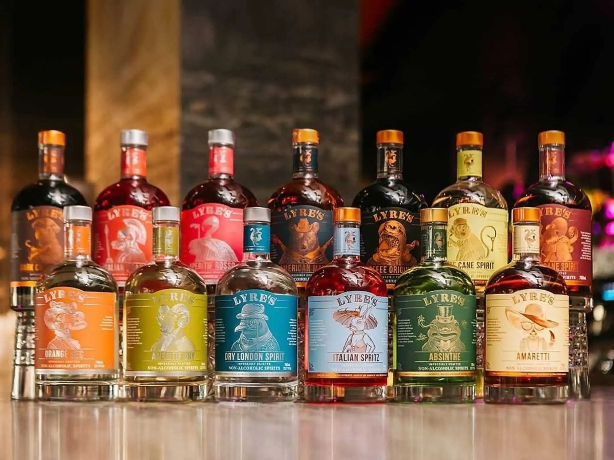 Auswahl von Lyre's alkoholfreien Spirituosen in verschiedenen Flaschen