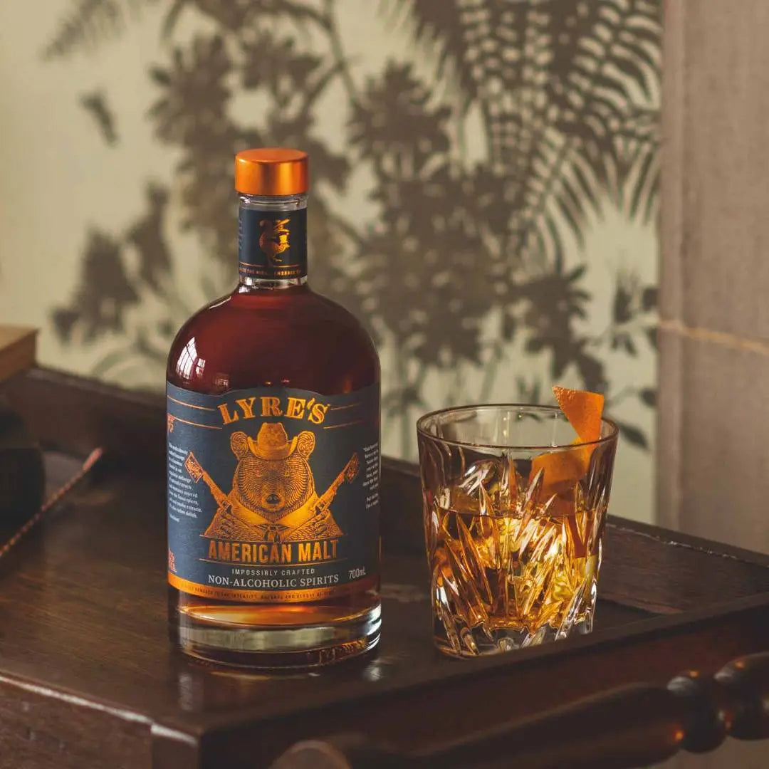 Flasche Lyre's American Malt alkoholfreie Spirituose-Alternative und Glas mit einem Getränk