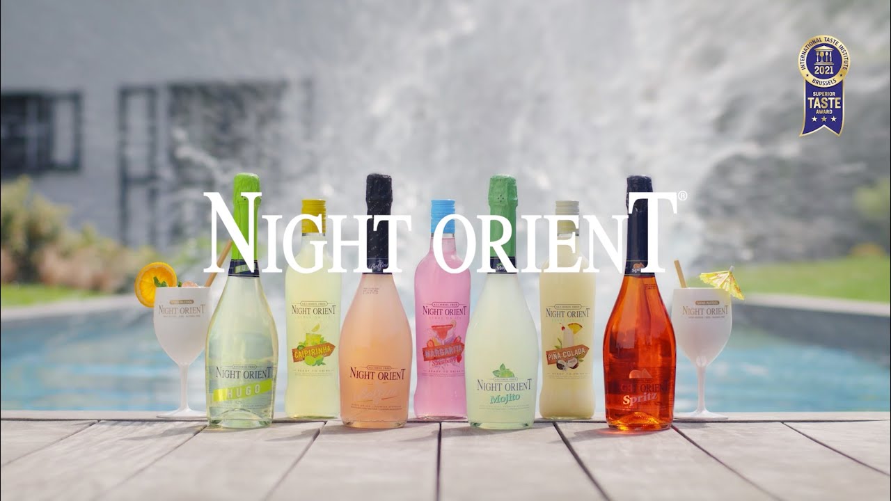 Alkoholfreie Cocktails von Night Orient stehen auf dem Boden vor einem Pool