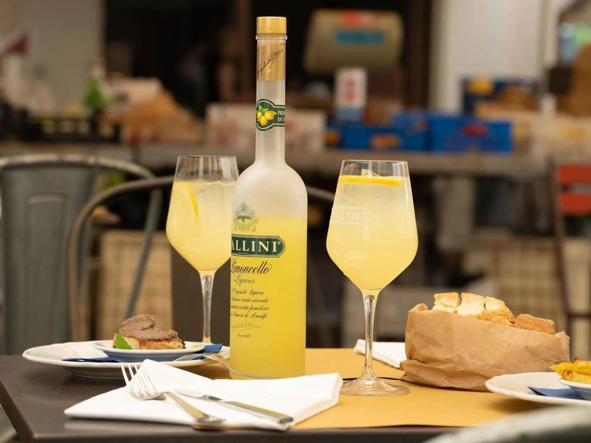 Pallini Limoncello-Flasche mit gefüllten Gläsern