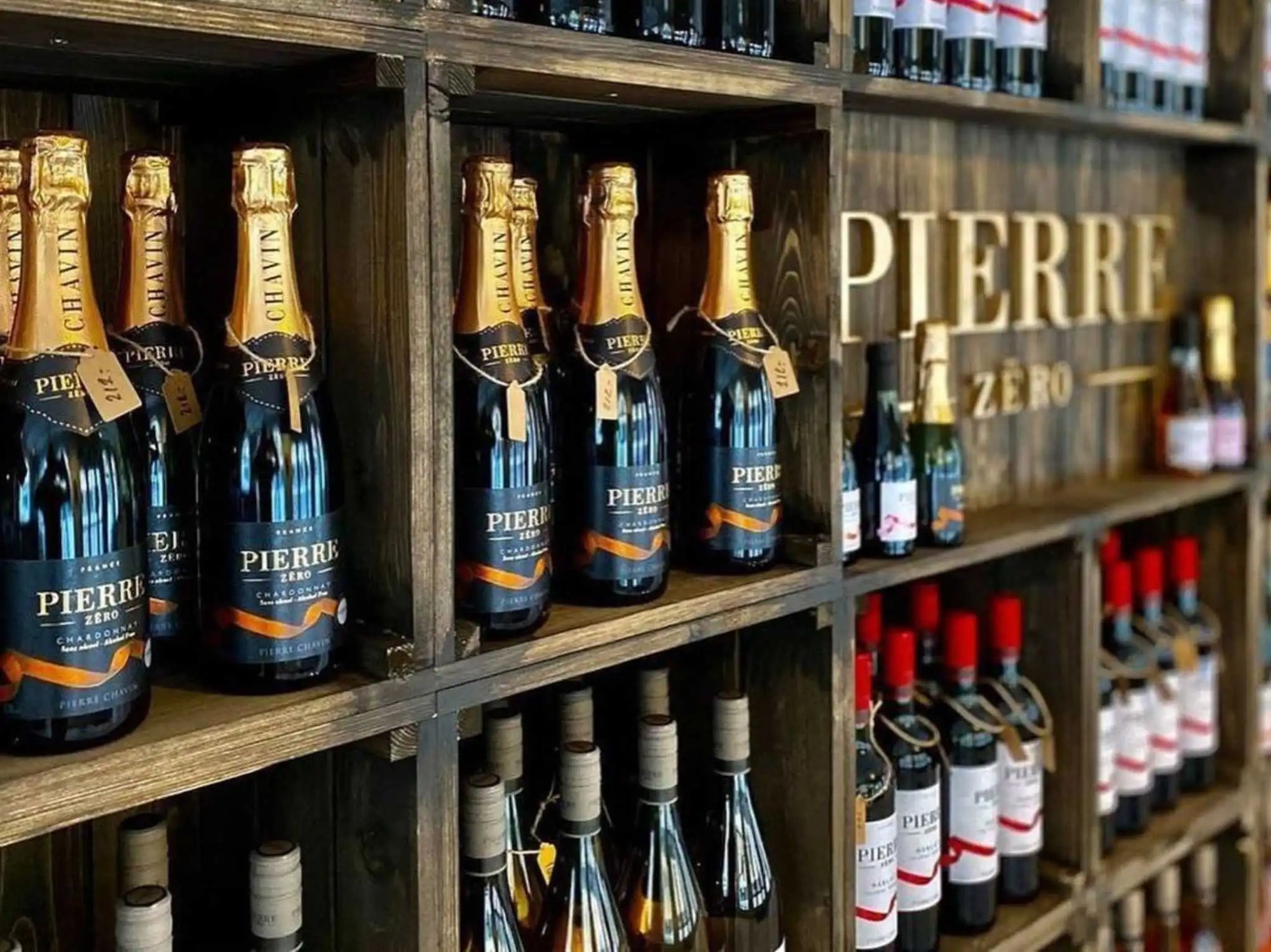 Regale mit verschiedenen Flaschen alkoholfreiem Pierre Zéro Wein und Sekt