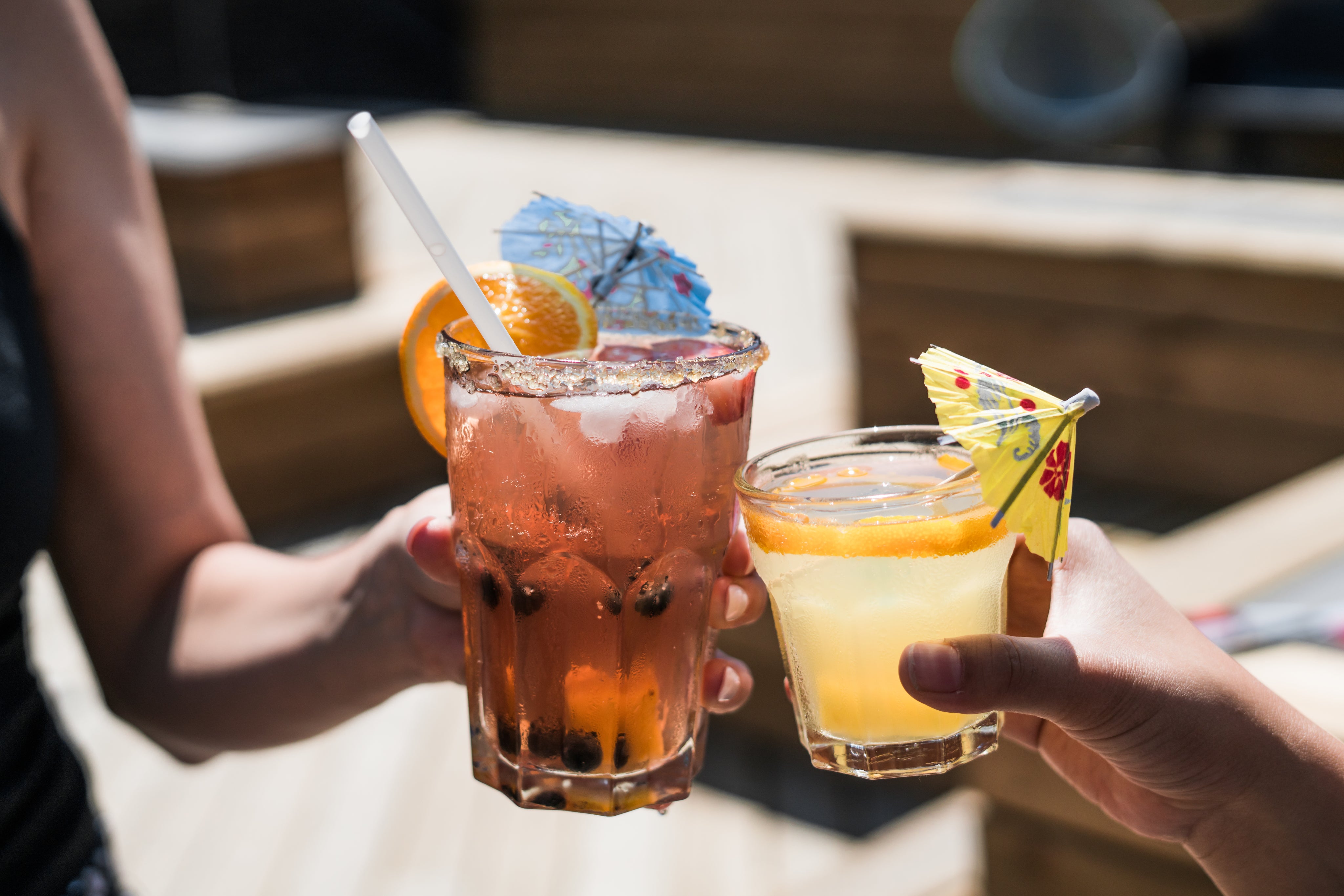 Zwei Menschen stoßen mit alkoholfreien Drinks an