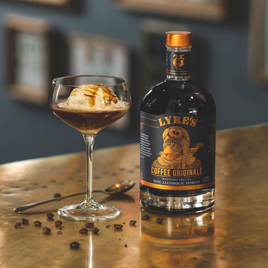 Alkoholfeie Spirituosen Alternative Coffee Originale von Lyre´s mit Cocktailglas