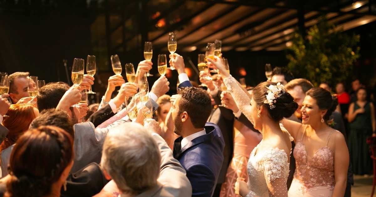 Anstoßen mit alkoholfreiem Sekt auf der Hochzeit - festliche Gläser mit prickelnden Getränken ohne Alkohol