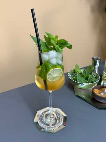Alkoholfreier Weißwein Mojito im Glas