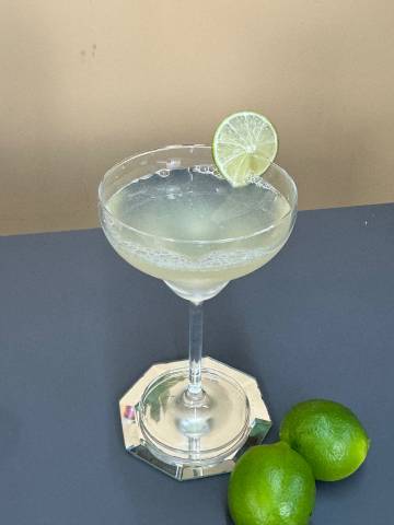 Erfrischender alkoholfreier Weißwein-Mojito in einem Cocktailglas