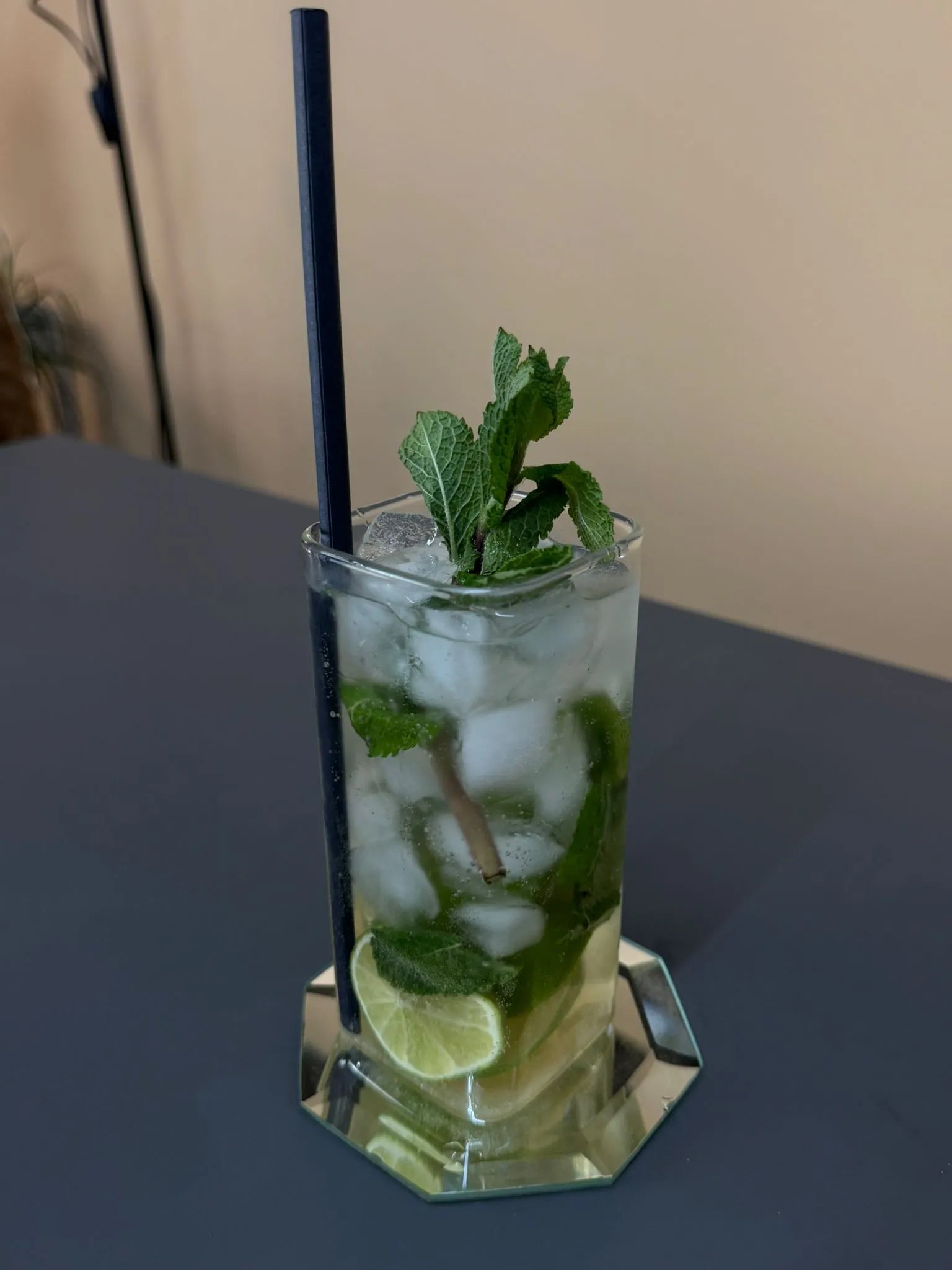 Alkoholfreier Mojito im Cocktailglas 