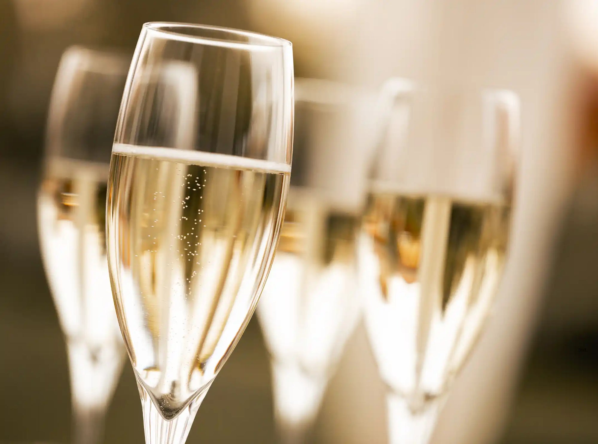 Unterschiede zwischen alkoholfreiem Sekt, Secco und Prosecco – Vergleich von Kohlensäure, Geschmack und typischen Anlässen, dargestellt mit echten Flaschen und Gläsern.