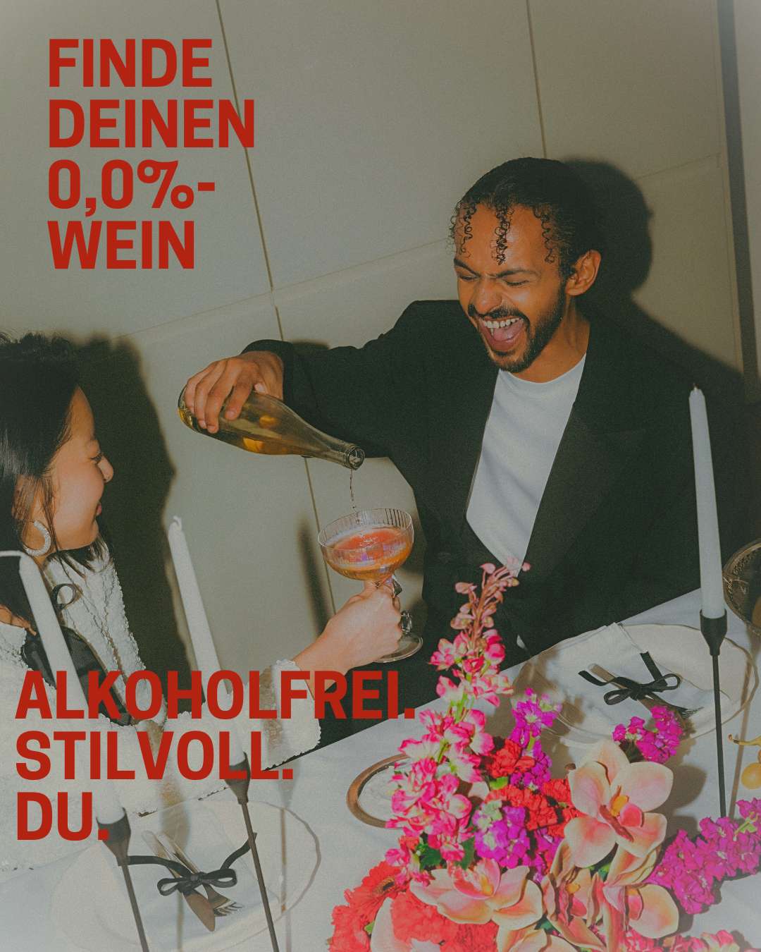 Fröhliches Anstoßen mit alkoholfreiem Wein – idealer Moment für das Weinempfehlungs-Tool