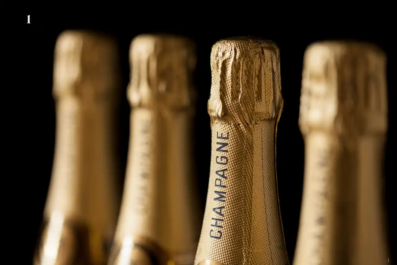 Alkoholfreier Champagner – mehrere Flaschen edler Schaumwein nebeneinander