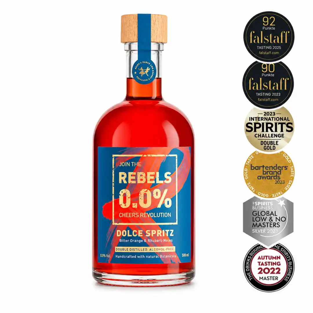 Prämierter alkoholfreier Spritz-Aperitif mit Bitterorange und Rhabarbernoten – Rebels 0.0 Dolce Spritz Flasche freigestellt auf weißem Hintergrund mit internationalen Awards und Auszeichnungen.