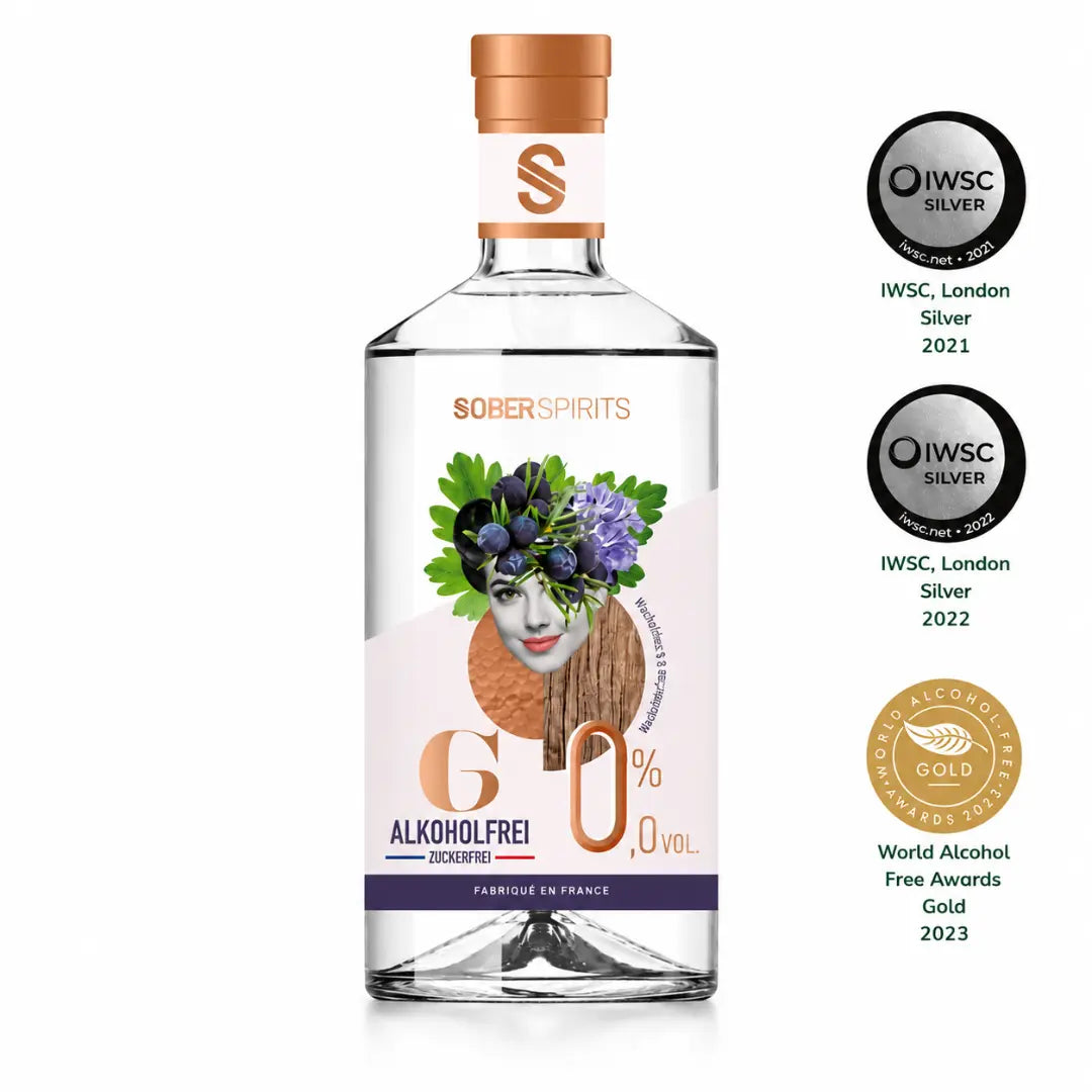 Die alkoholfreie Wacholder-Kreation Sober Spirits G wird mittig vor weißem Hintergrund gezeigt, daneben die erhaltenen Medaillen.