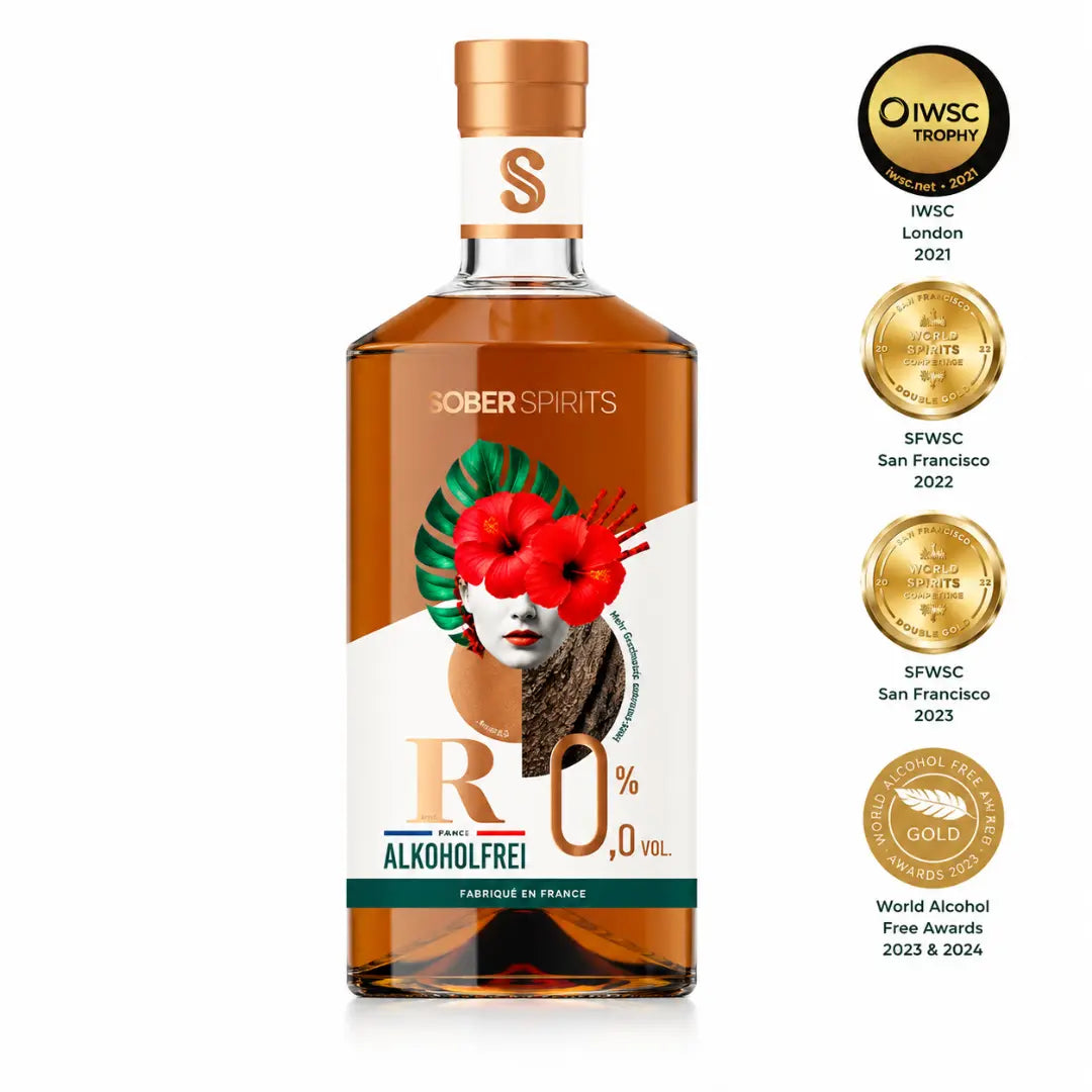 Produktbild von Sober Spirits R alkoholfrei auf weißem Hintergrund mit bernsteinfarbener Flasche und Auszeichnungen an der Seite.