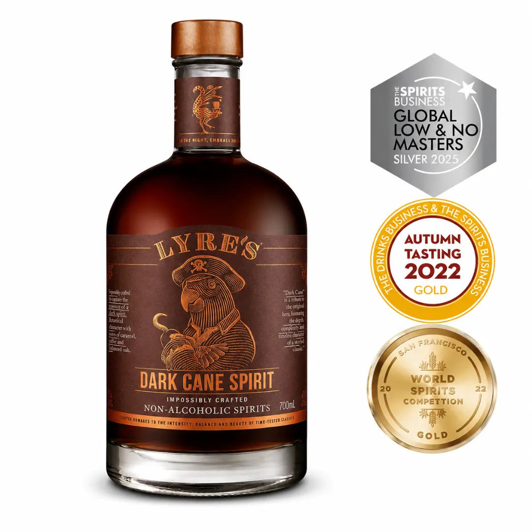 Lyre’s Dark Cane alkoholfreie Rum-Alternative mit drei internationalen Auszeichnungen auf weißem Hintergrund, alkoholfreie Spirituose für Rum-Cocktails und Longdrinks