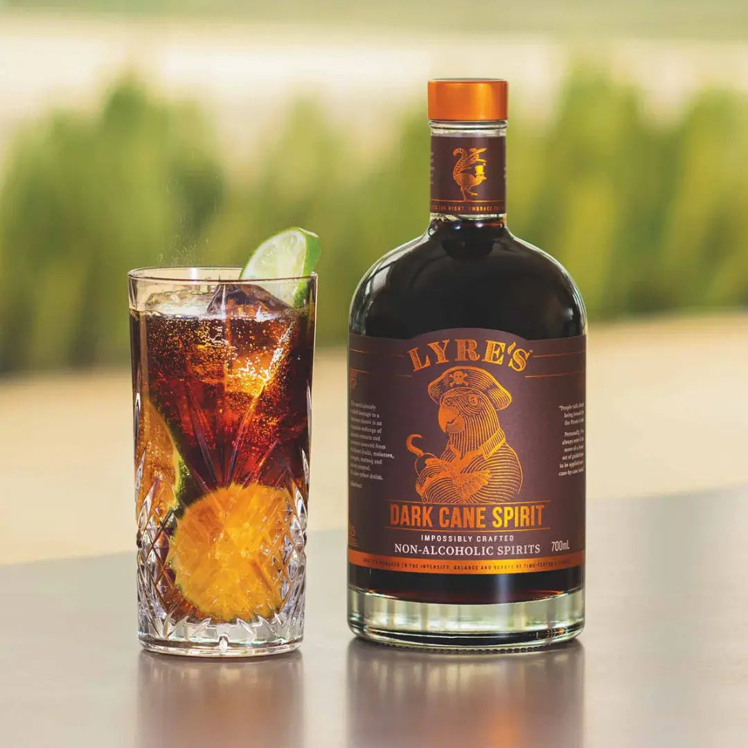 Lyre’s Dark Cane alkoholfrei mit tropical Rum-Cocktail auf Eis, Limette und Minze. Alkoholfreie Rum-Alternative für Mojito und Sommerdrinks