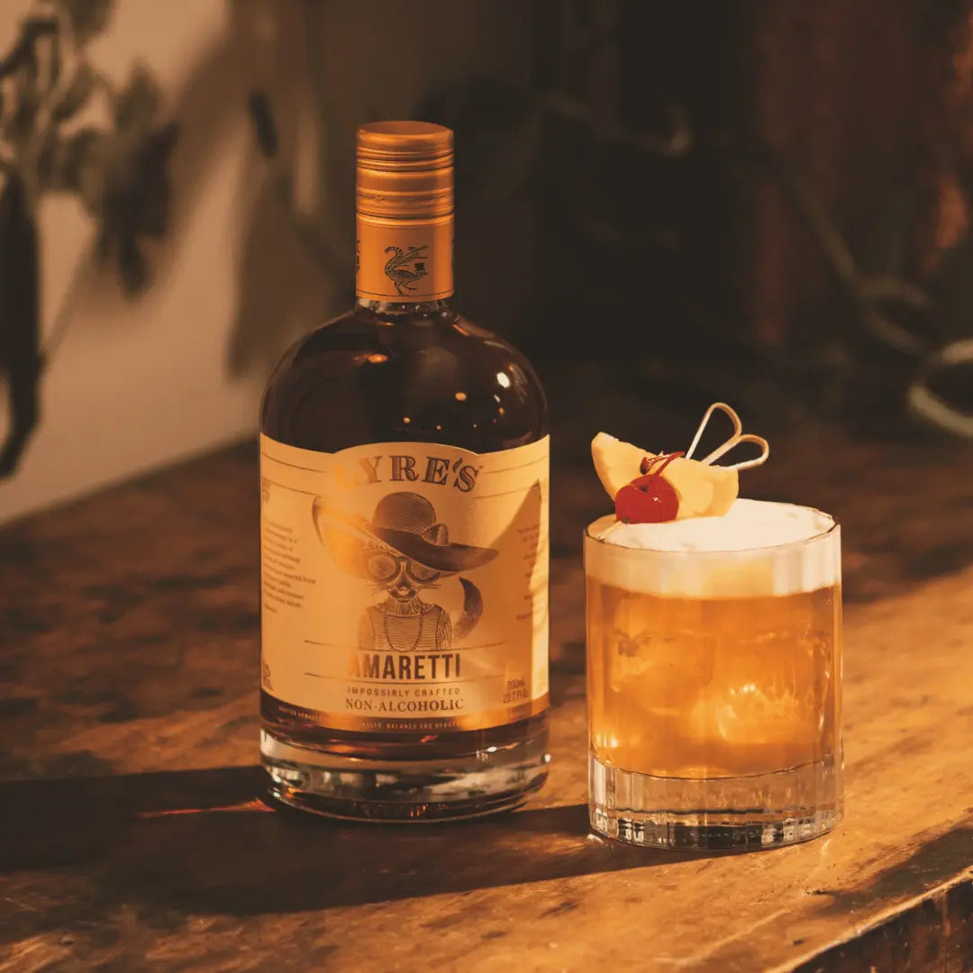 Lyre’s Amaretti alkoholfrei mit Amaretto Sour Cocktail auf Eis und Zitrone. Alkoholfreie Amaretto-Alternative für cremige Dessert-Cocktails