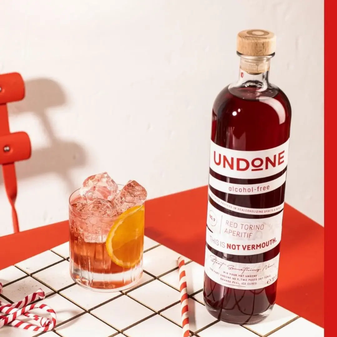 Alkoholfreier Aperitif Undone No. 9 Red Torino – gemixter Not Vermouth Cocktail im Glas mit Eis und Orange