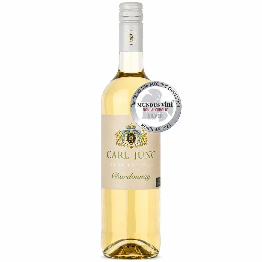 Carl Jung Chardonnay alkoholfrei Bio Weißwein Flasche auf weißem Hintergrund