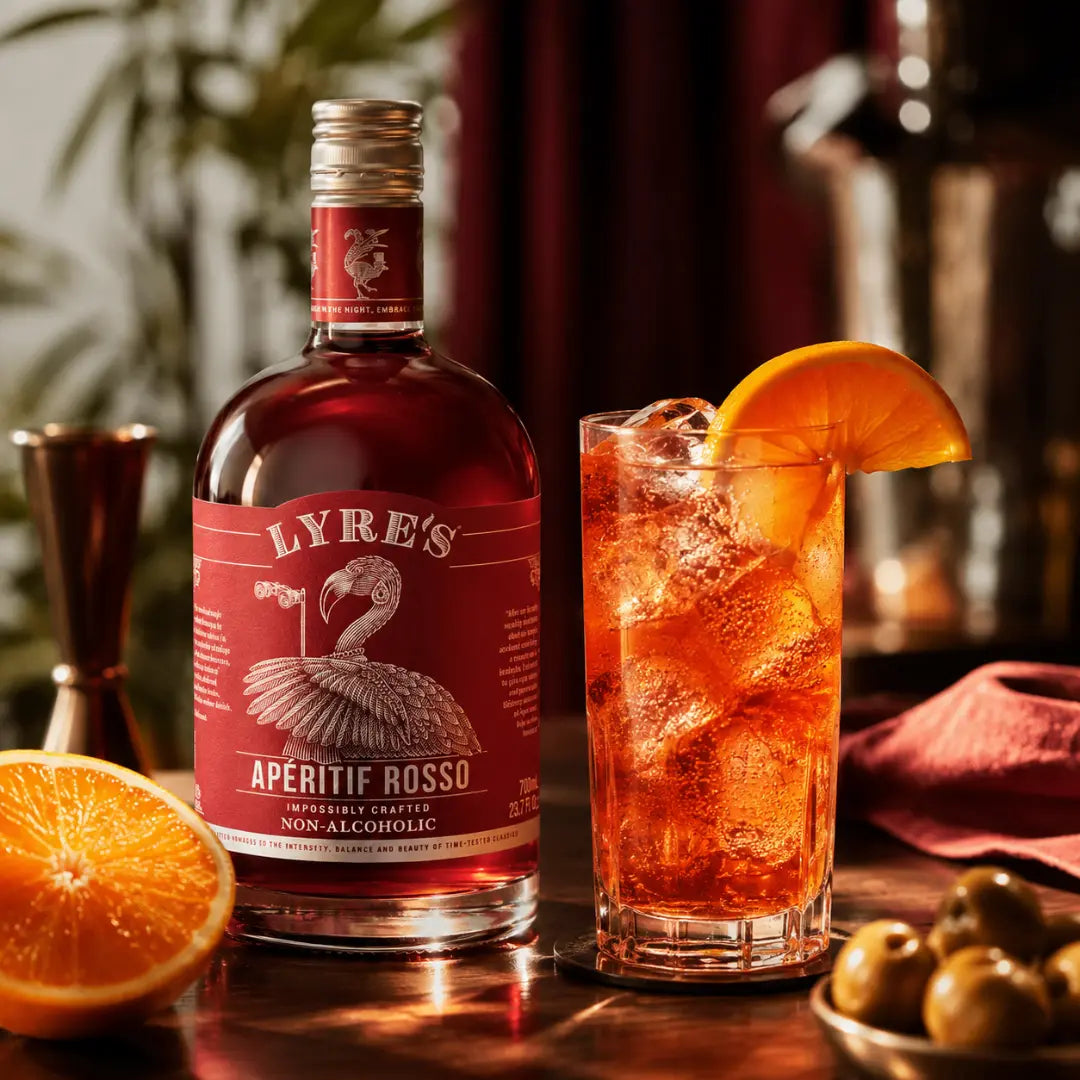 Alkoholfreier Aperitif-Cocktail mit Lyre’s Aperitif Rosso, Orange und Eis in stilvoller Bar-Atmosphäre