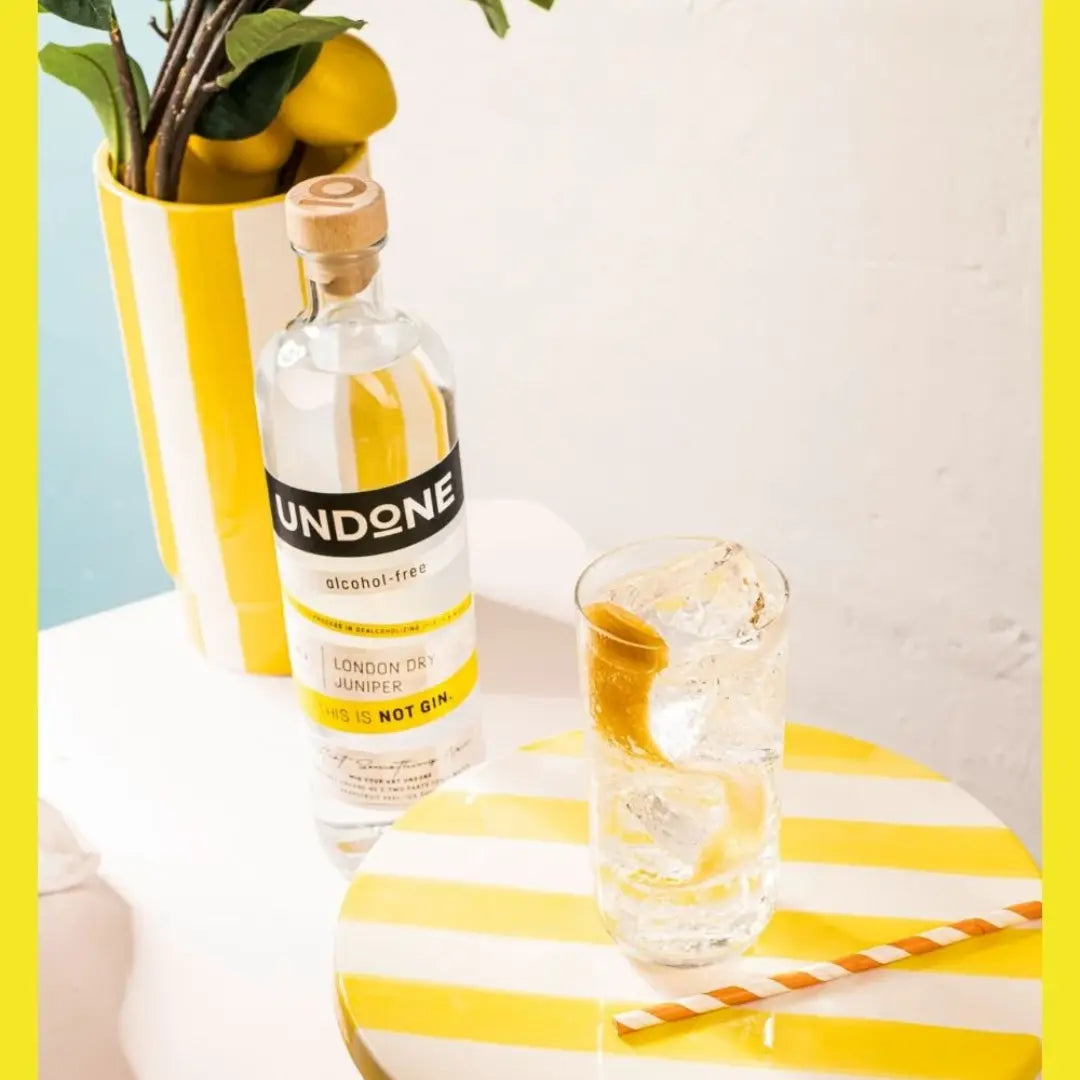 Alkoholfreier Gin London Dry Juniper – frischer Cocktail im Glas mit Eis und Zitrone