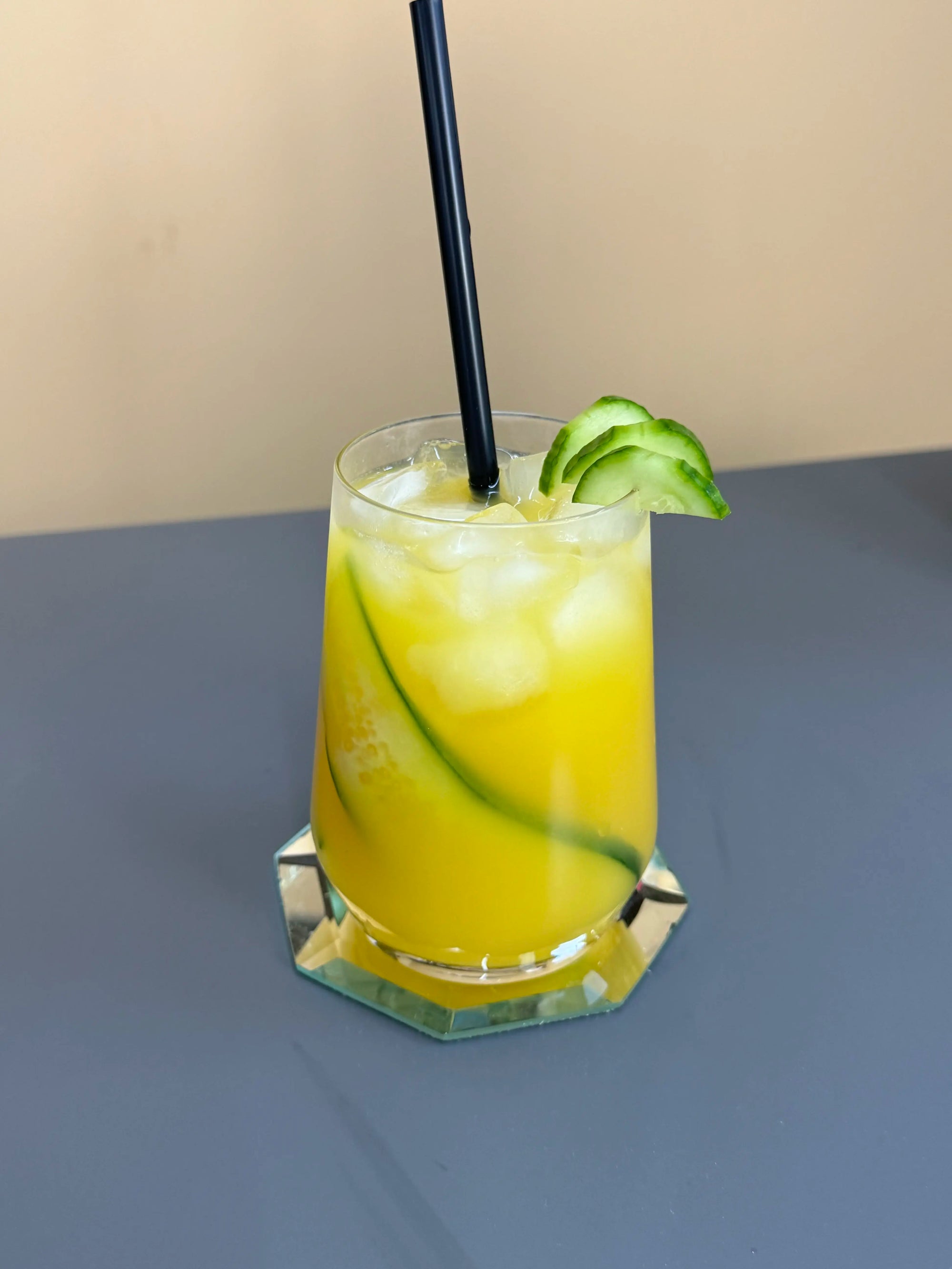 Alkoholfreier Gurken-Wein-Cocktail mit Orangensaft, Eis und Gurkenscheiben