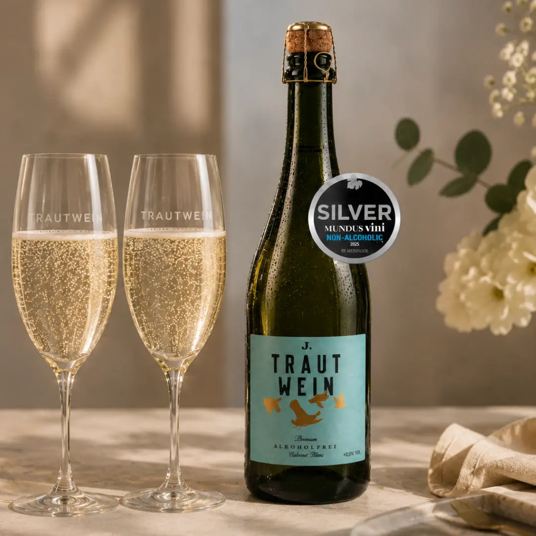 Alkoholfreier Premium-Sekt Cabernet Blanc von J. Trautwein stilvoll serviert mit feiner Perlage in eleganten Sektgläsern