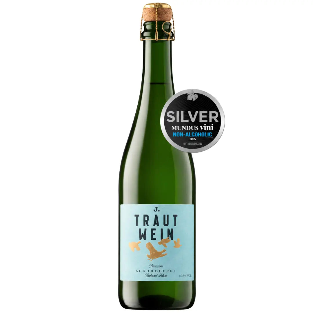 Premium alkoholfreier Cabernet Blanc Sekt von J. Trautwein vor hellem Hintergrund