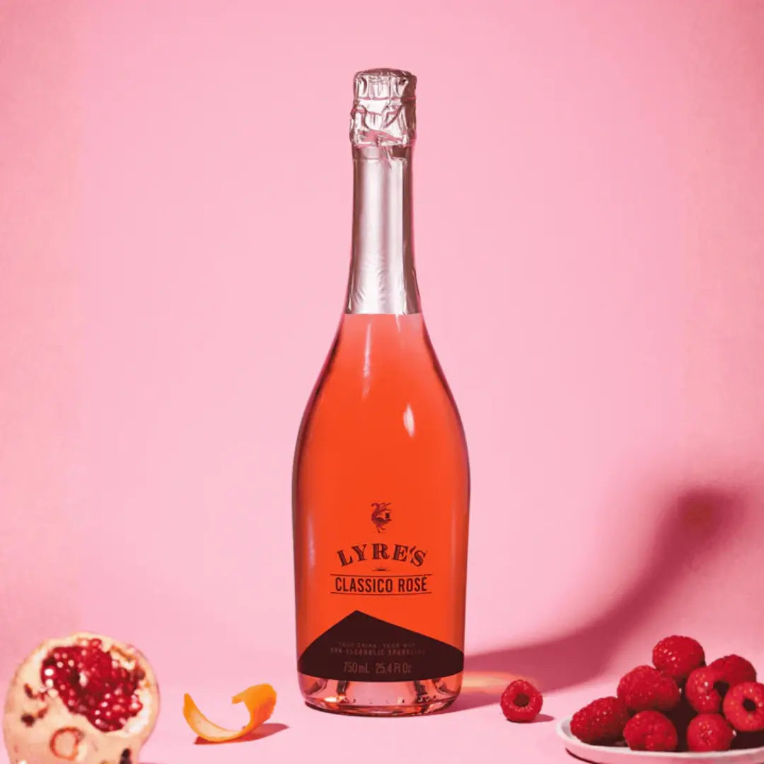 alkoholfreier Rosé Sekt von Lyres mit Früchten