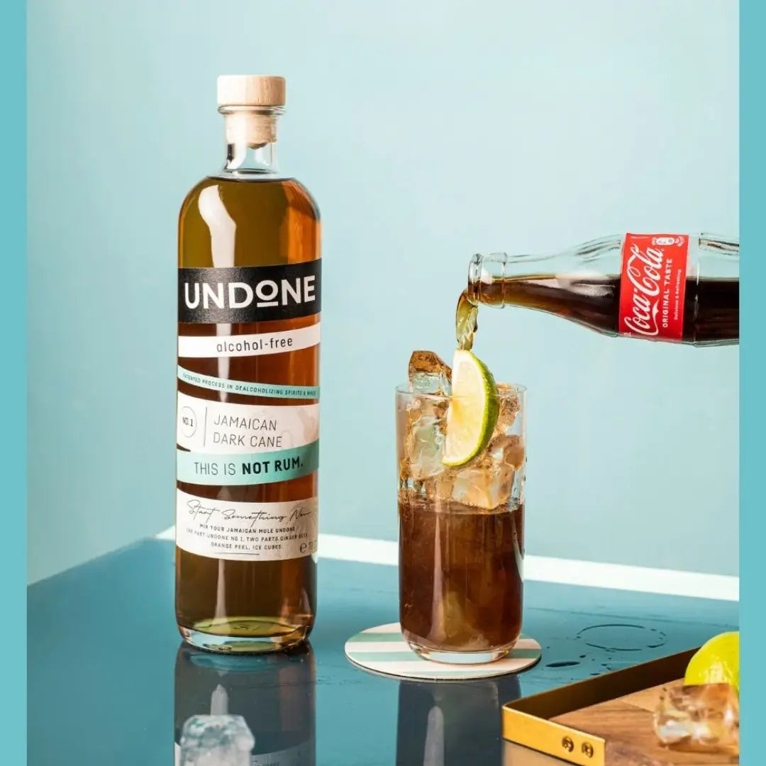 Alkoholfreier Rum Jamaican Dark Cane – gemixter Cocktail im Glas mit Eiswürfeln