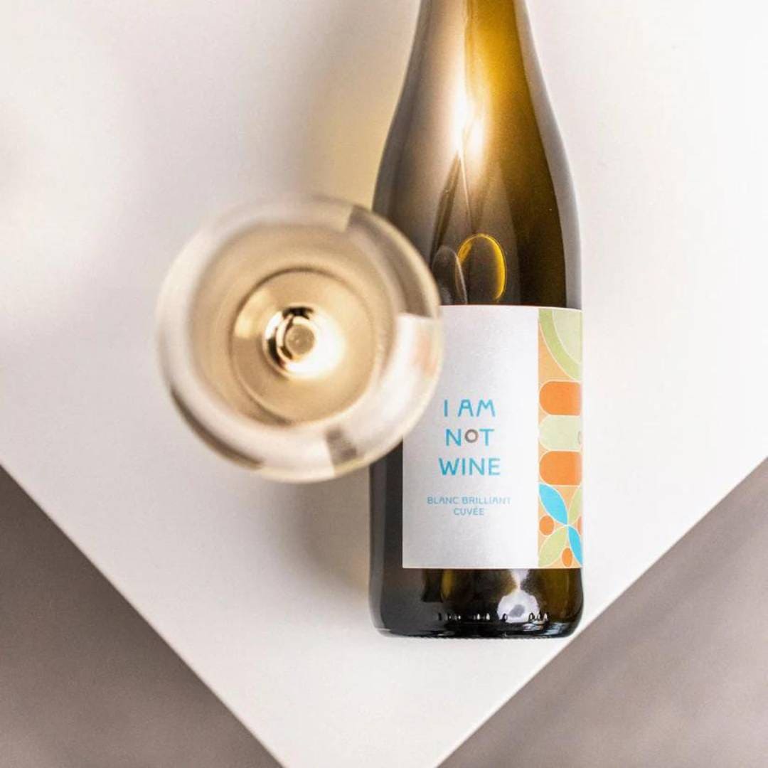 Flasche des alkoholfreien Sekts &#39;I Am Not Wine&#39; Blanc Brilliant Cuvée