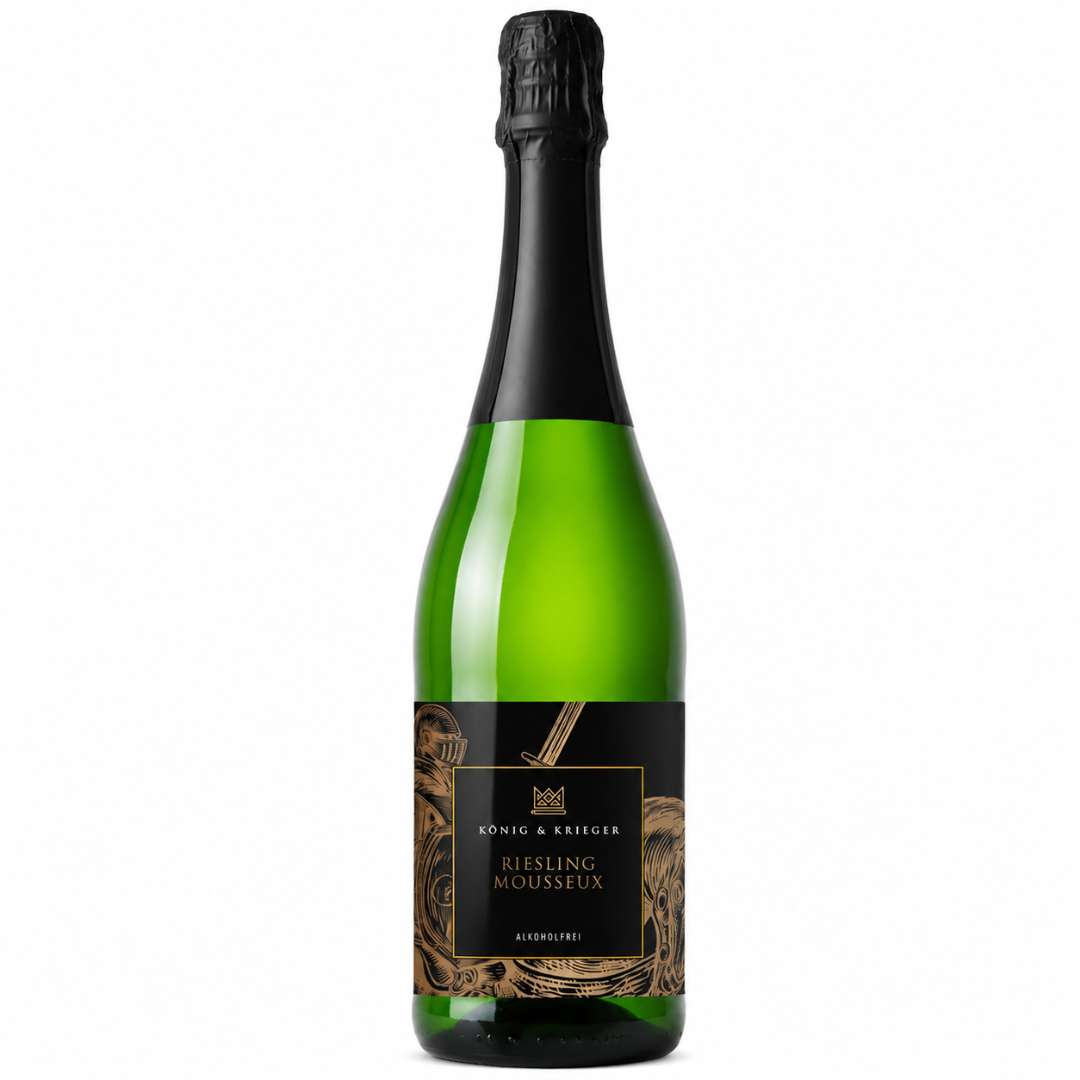 Riesling Mousseux alkoholfrei von König & Krieger als elegante Sektflasche auf weißem Hintergrund
