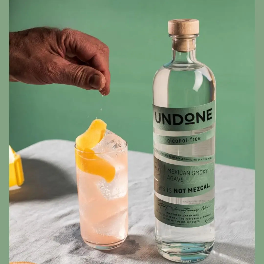 Alkoholfreier Tequila – gemixter Agaven-Cocktail im Glas mit Limette
