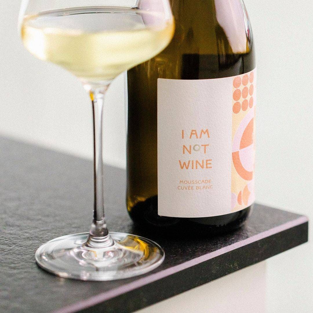 Flasche des alkoholfreien Sekts 'I Am Not Wine' Mousscade Cuvée Blanc