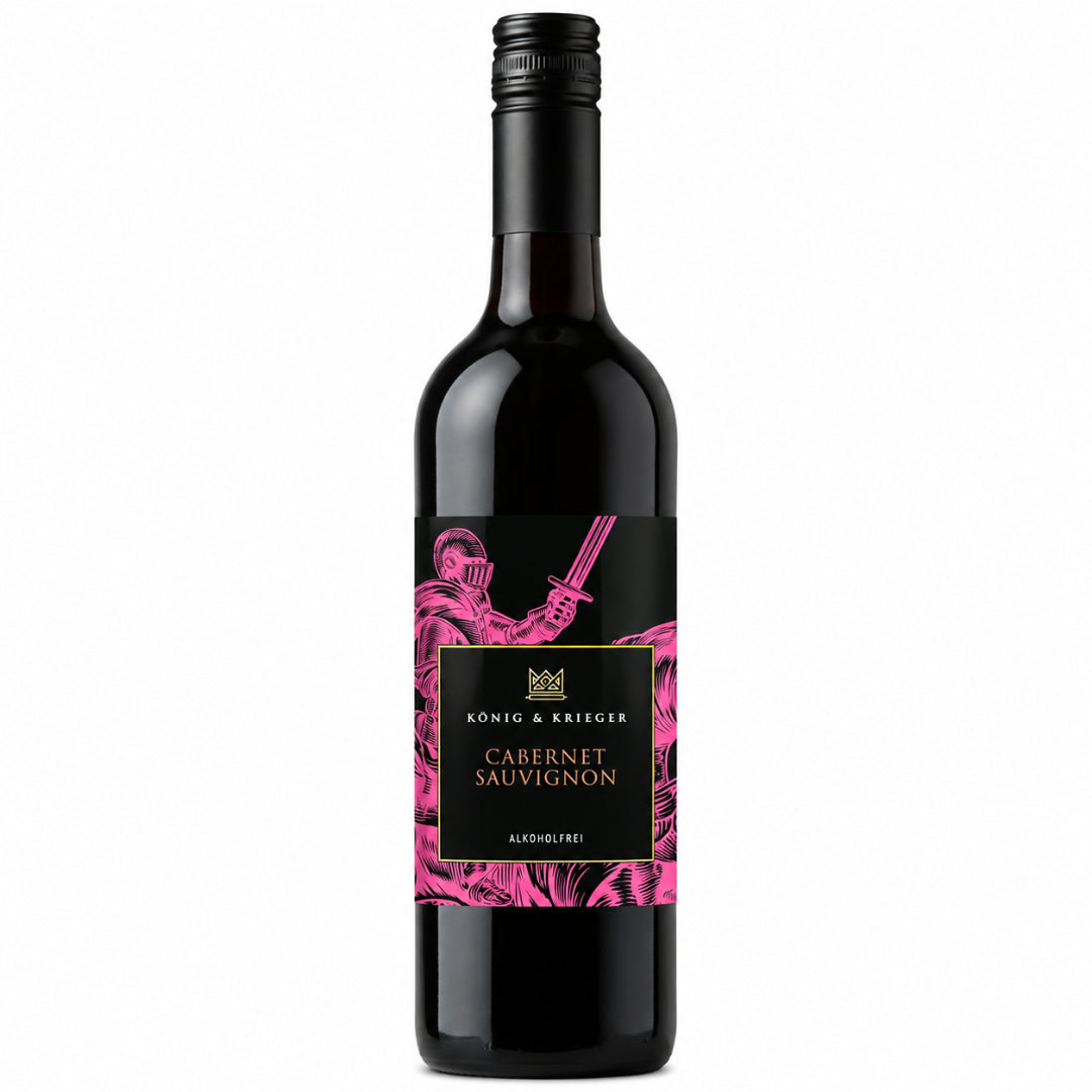 Alkoholfreier Cabernet Sauvignon von König & Krieger als klassische Rotweinflasche im Studio